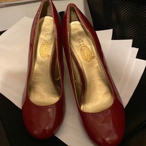 Beautiful burgundy heels pump style.